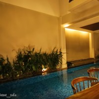 Lantai pertama juga ada kolam renang dengan meja panjang dan banyak kursi untuk santai bareng keluarga. Foto: Tangkapan layar YouTube