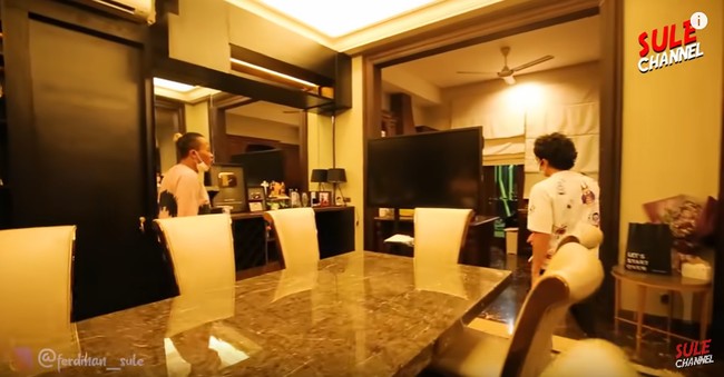 Terdapat TV di ruang makan rumah Atta Halilintar. Ternyata area ini juga difungsikan sebagai tempat meeting. Di ruang makan ada TV karena biasanya sekalian untuk meeting yang jadwalnya diatur tiap bulan, tuturnya. Foto: Tangkapan layar YouTube