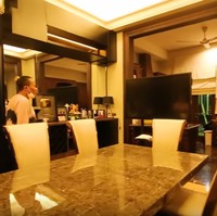 Terdapat TV di ruang makan rumah Atta Halilintar. Ternyata area ini juga difungsikan sebagai tempat meeting. Di ruang makan ada TV karena biasanya sekalian untuk meeting yang jadwalnya diatur tiap bulan, tuturnya. Foto: Tangkapan layar YouTube