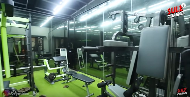 Rumah pun dilengkapi gym dengan berbagai fasilitas alat fitness. Gym sengaja didominasi warna hijau, karena mertuanya menyukai warna hijau. Camer suka warna hijau, kan dikenalnya juga Anang Hijau jadi tempat fitnesnya warna hijau, ucap pria 26 tahun ini. Foto: Tangkapan layar YouTube