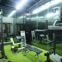 Rumah pun dilengkapi gym dengan berbagai fasilitas alat fitness. Gym sengaja didominasi warna hijau, karena mertuanya menyukai warna hijau. Camer suka warna hijau, kan dikenalnya juga Anang Hijau jadi tempat fitnesnya warna hijau, ucap pria 26 tahun ini. Foto: Tangkapan layar YouTube