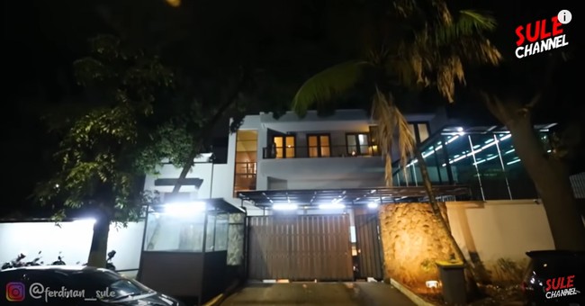 Rumah baru Atta Halilintar berlokasi di Pondok Indah, Jakarta Selatan. Saat dikunjungi komedian Sule dan istrinya Natalie Holscher, YouTuber ini memperlihatkan beberapa area di rumahnya. Foto: Tangkapan layar YouTube