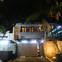 Rumah baru Atta Halilintar berlokasi di Pondok Indah, Jakarta Selatan. Saat dikunjungi komedian Sule dan istrinya Natalie Holscher, YouTuber ini memperlihatkan beberapa area di rumahnya. Foto: Tangkapan layar YouTube