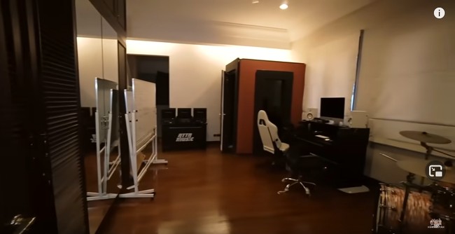 Atta Halilintar membangun rumahnya dengan konsep seperti apartemen, di mana dalam satu lantai terdapat banyak ruang yang fungsional. Foto: Tangkapan layar YouTube