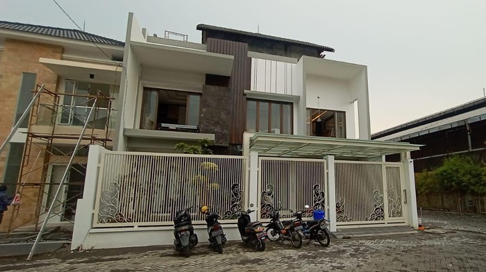 Rumah mantan Bupati Gresik Sambari Halim Radianto