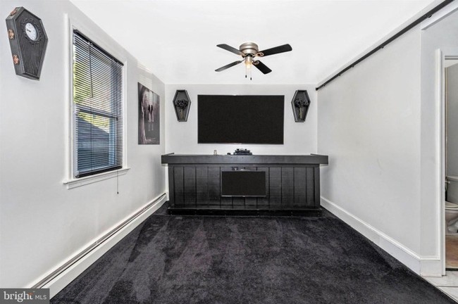 Sesuai dengan temanya, dekorasi di dalam rumah ini juga  benar-benar mencerminkan kematian, seperti tempat pajangan dan jam dinding yang desainnya mirip peti mati. Gambar yang dipajang di dinding pun tak kalah menyeramkan. Foto: realtor.com