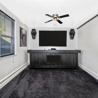 Sesuai dengan temanya, dekorasi di dalam rumah ini juga  benar-benar mencerminkan kematian, seperti tempat pajangan dan jam dinding yang desainnya mirip peti mati. Gambar yang dipajang di dinding pun tak kalah menyeramkan. Foto: realtor.com