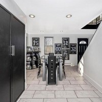 Bagian ruang makannya pun masih sama, didominasi dengan warna hitam dan putih. Pada bagian dinding terlihat banyak pajangan jersey dan juga helm football.  Foto: realtor.com