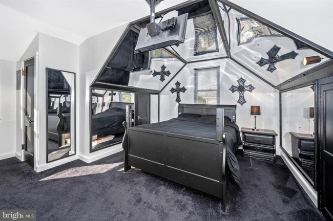 Begini penampakan kamar tidur di dalam rumah ini. Desain dan bentuknya akan membuatmu merasa seperti tidur di dalam sebuah peti mati raksasa. Beberapa kaca berukuran besar dan lambang salib juga tampak menghiasi ruang kamar. Foto: realtor.com