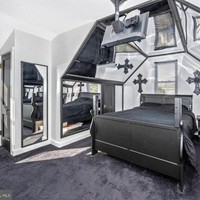 Begini penampakan kamar tidur di dalam rumah ini. Desain dan bentuknya akan membuatmu merasa seperti tidur di dalam sebuah peti mati raksasa. Beberapa kaca berukuran besar dan lambang salib juga tampak menghiasi ruang kamar. Foto: realtor.com
