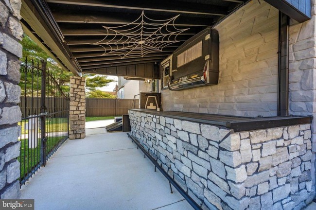 Yang lebih menyeramkannya lagi, di bagian luar rumah ini terdapat area pemakaman. Tampak batu nisan palsu dan salib yang bisa mennambah kengerian. Tertarik membeli rumah ini? Foto: realtor.com