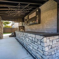 Yang lebih menyeramkannya lagi, di bagian luar rumah ini terdapat area pemakaman. Tampak batu nisan palsu dan salib yang bisa mennambah kengerian. Tertarik membeli rumah ini? Foto: realtor.com