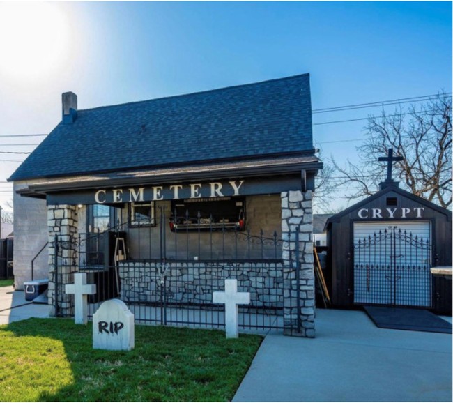 Berbeda dari kebanyakan rumah-rumah pada umumnya, rumah yang satu ini memiliki tema yang cukup unik. Terinspirasi dari kematian, gotik, dan vampir, rumah ini akan membuatmu takjub saat melihatnya. Foto: realtor.com