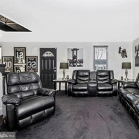 Rumah yang terletak di Baltimore ini akan membuatmu merasa semakin aneh setiap kamu memasukinya lebih dalam. Jika diperhatikan seluruh isi dan dekorasi di dalam rumah didominasi oleh warna hitam dan putih. Foto: realtor.com