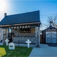 Berbeda dari kebanyakan rumah-rumah pada umumnya, rumah yang satu ini memiliki tema yang cukup unik. Terinspirasi dari kematian, gotik, dan vampir, rumah ini akan membuatmu takjub saat melihatnya. Foto: realtor.com