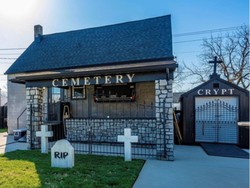 8 Foto Rumah Kematian Dengan Kuburan Pribadi, Berasa Uji Nyali Tiap Hari