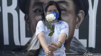 Namun, awan gelap datang pada Rabu, 8 Maret 2020. Tepat setahun yang lalu, dunia musik Tanah Air kehilangan sosok bernama lengkap Glenn Fredly Deviano Latuihamallo itu.