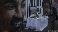 Namun, jauh sebelum itu, Glenn Fredly adalah sosok penyanyi yang khas dengan tembang cintanya, sebut saja Sekali Ini Saja, Akhir Cerita Cinta, Januari, Kasih Putih, hingga Kembali ke Awal.