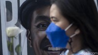 Pengunjung meletakkan bunga putih di M Bloc Space, Jakarta, Kamis (8/4/2021). Acara ini diselenggarakan untuk mengenang satu tahun mendiang Glenn Fredly.