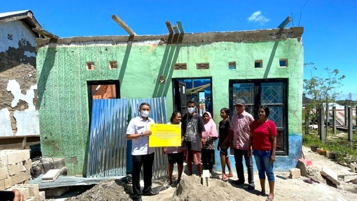 Salurkan Bantuan untuk Rumah Terdampak Bencana NTT PT Bank Tabungan Negara (Persero) Tbk. menyerahkan bantuan material untuk perbaikan lebih dari 150 rumah yang terdampak badai siklon seroja di Kupang, Nusa Tenggara Timur (NTT), Kamis (8/4). Bantuan berupa alat material dan bahan bangunan senilai ratusan juta tersebut diberikan untuk membantu perbaikan atap rumah milik buruh, nelayan, hingga ASN di 18 proyek perumahan yang dibiayai oleh Bank BTN. Selain bantuan material bagi para korban bencana, Bank BTN juga memberikan banfuan obat-obatan dan sembako yang menjadi fokus program Corporate Social Responsibility Bank BTN dan diharapkan dapat membantu masyarakat terdampak bencana tersebut.