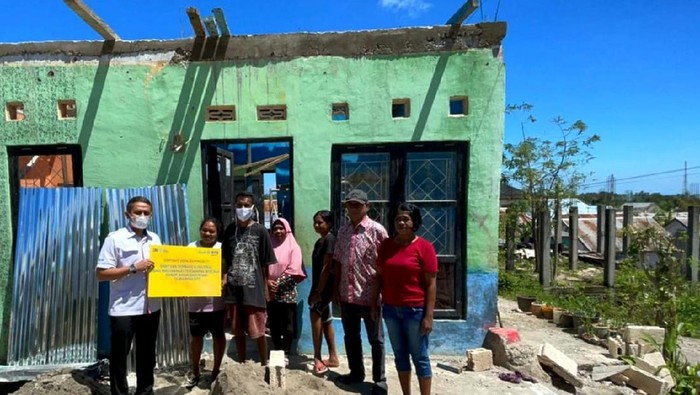 Seorang warga melihat atap rumahnya yang jatuh akibat diterjang angin kencang di Kota Kupang, NTT, Senin (5/4/2021). BMKG menyebutkan angin kencang dengan kecepatan 45 knot per jam yang terjadi sejak Minggu (4/4) hingga Senin (5/4) tersebut menghancurkan ribuan rumah, menumbangkan sejumlah pohon sehingga mengakibatkan kota Kupang lumpuh total hingga sore ini. ANTARA FOTO/Kornelis Kaha/wsj.