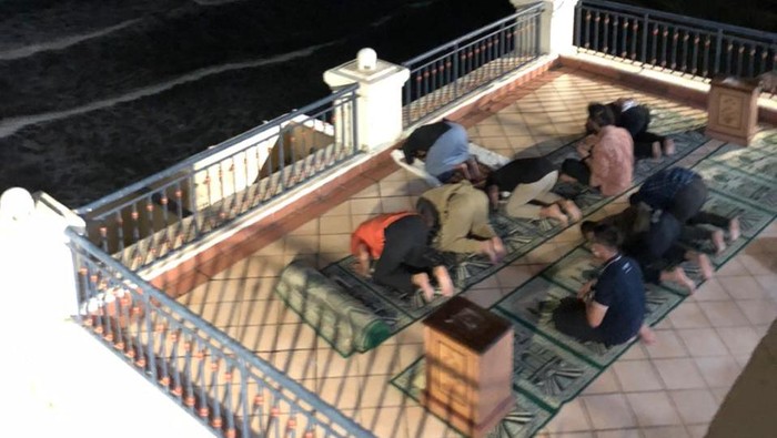 Salat Isya di Hotel yang Katanya Berhantu di Anyer, Sandiaga Uno Merinding