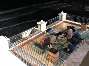 Salat Isya di Hotel yang Katanya Berhantu di Anyer, Sandiaga Uno Merinding