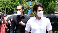 Ario Bayu tampak menemani Danar untuk hadir di sidang perceraian kakaknya itu dengan Adilla Dimitri. Pool/Palevi S/detikFoto