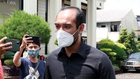 Dalam kesempatan itu Ario Bayu datang bukan sebagai saksi, hanya mendampingi saja. Pool/Palevi S/detikFoto