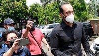 Ario Bayu pun menolak untuk berkomentar terkait perceraian sahabatnya itu. Pool/Palevi S/detikFoto