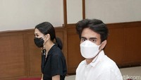 Pengadilan pun memutuskan Wulan Guritno dan Adilla Dimitri resmi bercerai secara verstek. Pool/Palevi S/detikFoto