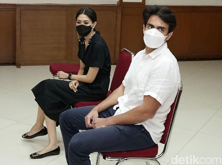 Resmi Cerai, Ke Mana Wulan Guritno saat Sidang?