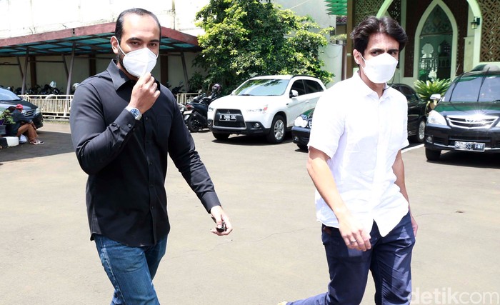 Sidang Cerai Wulan Guritno Ario Bayu dan Danar Guritno, adik Wulan Guritno, saat hadiri sidang cerai Wulan Guritno.