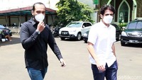 Ario Bayu dan Danar Guritno saat hadiri sidang perceraian Wulan Guritno di Pengadilan Agama Jakarta Selatan pada Kamis (8/4). Pool/Palevi S/detikFoto