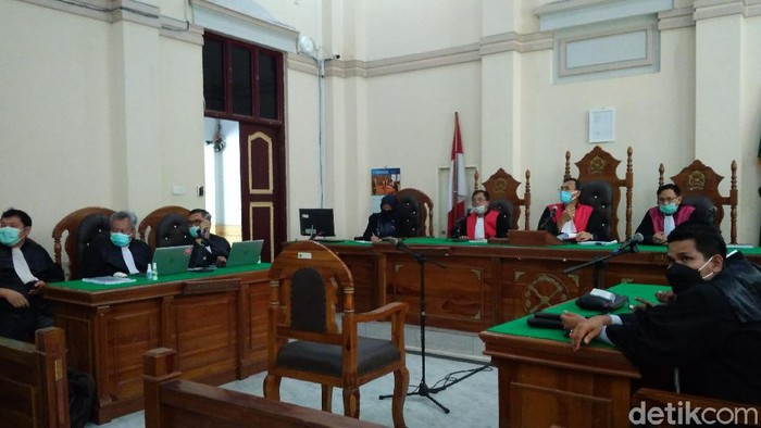 Sidang vonis eks Bupati Labuhanbatu Utara Kharuddin Syah Sitorus alias Haji Buyung.