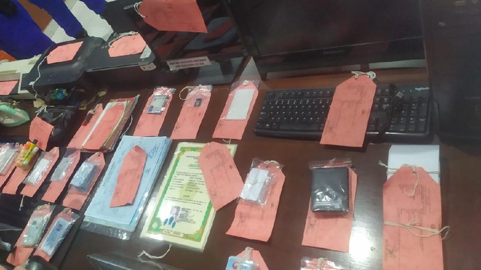 Sindikat pembuat KTP-ijazah palsu di Bali ditangkap.