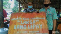 SALAH SATU PEDAGANG YANG ADA DI TAMAN KULINER LAKSA
