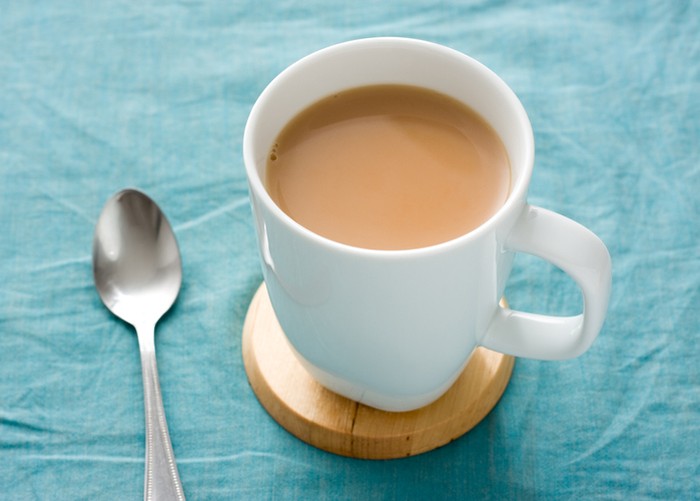 teh susu Ahli ini ungkap cara membuat teh susu agar lebih nikmat, tuangkan susu terlebih dahulu baru tehnya.