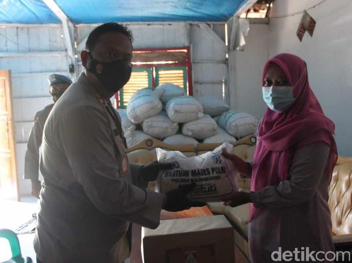 Terduga teroris berinisial AP ditangkap Densus 88 di Desa Tumpangkrasak, Kecamatan Jati, Kudus, Jawa Tengah. Kini keluarganya dibina untuk setia pada NKRI.