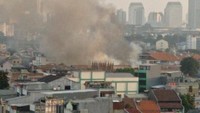Petugas damkar masih terus berjibaku memadamkan api.