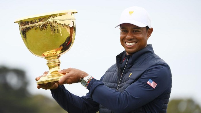 MELBOURNE, AUSTRALIA - DECEMBER 15:  Playing Captain Tiger Woods of the United States team celebrates with the cup after they defeated the International team 16-14 during Sunday Singles matches on day four of the 2019 Presidents Cup at Royal Melbourne Golf Course on December 15, 2019 in Melbourne, Australia. (Photo by Quinn Rooney/Getty Images)
