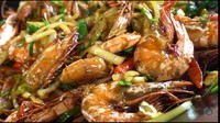 Udang goreng mentega jadi sa;ah satu menu klasik restoran Chinese Food. Perpaduan gurih udang dengan margarin dan kecap manis bikin rasanya gurih manis. Untuk membuatnya lihat saja resep ini. Foto: Youtube@Yongki Gunawan