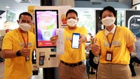 Direktur Finance & IT McDonald’s Indonesia Yanti Lawidjaja dan SVP Transaction Banking Retail Sales Bank Mandiri Thomas Wahyudi sedang melakukan transaksi pembayaran dengan scan kode QRIS di salah satu gerai McDonalds di Jakarta, Kamis (8/4).