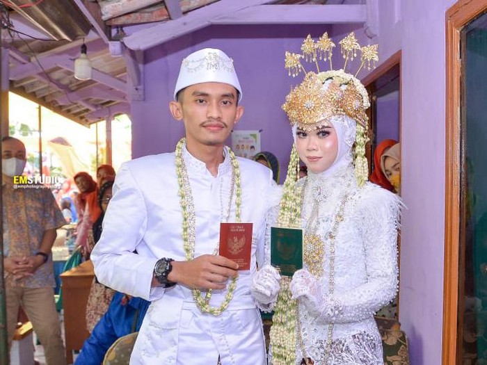 Viral di media sosial pengantin menikah tanpa pelaminan. Viral di media sosial pengantin menikah tanpa pelaminan.