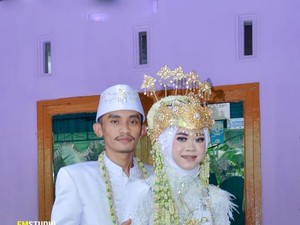 Viral Pengantin Menikah Tanpa Pelaminan dan Dekorasi, Ini Kisah Lengkapnya