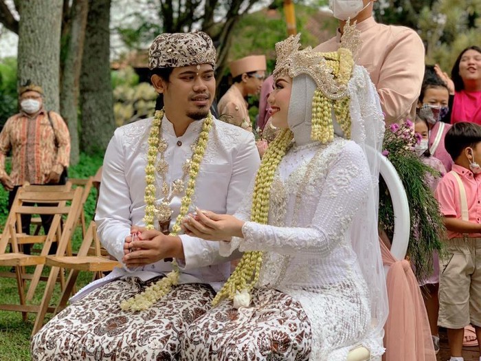 Viral pengantin yang ditipu vendor catering. Viral pengantin yang ditipu vendor catering.