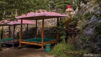 Nama Wai Batu dapat diartikan sebagai air yang muncul dari bebatuan. Itu menjadi ciri khas tempat wisata ini. Tiketnya pun cukup murah, sebesar Rp 5.000 rupiah untuk setiap orang.