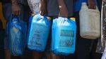 Warga Korban Banjir NTT Antre BBM