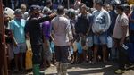 Warga Korban Banjir NTT Antre BBM