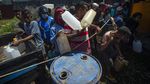 Warga Korban Banjir NTT Antre BBM